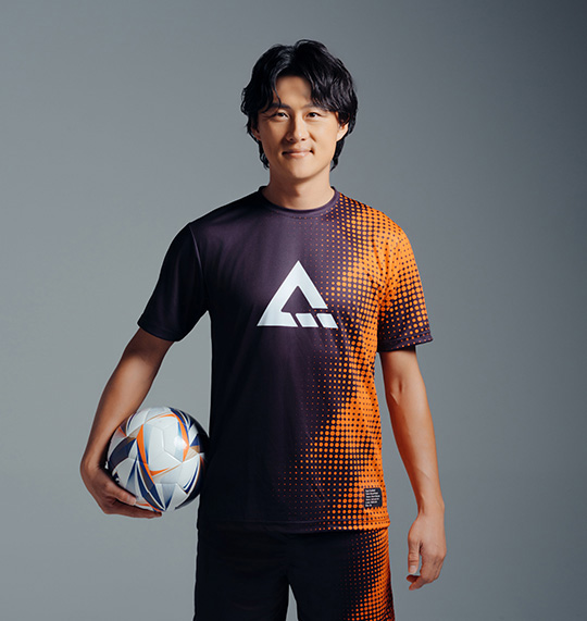 当社ウェアのウェアを着た男性