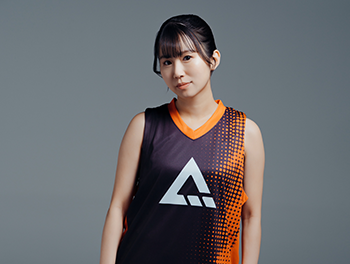 当社ウェアのウェアを着た女性