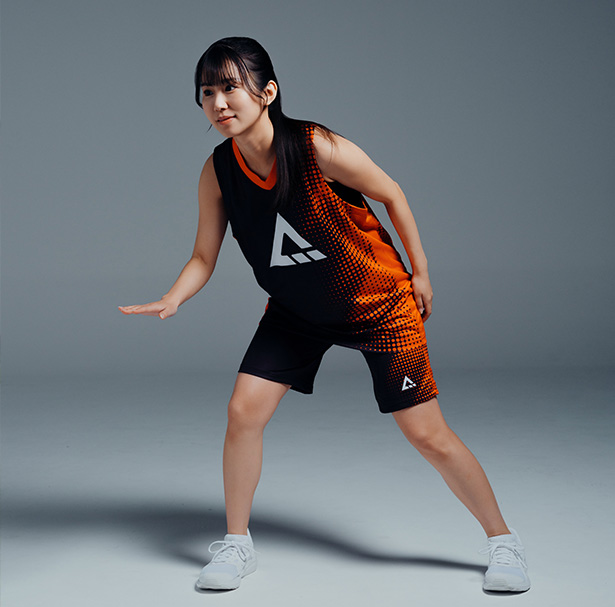 当社ウェアのウェアを着た女性